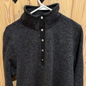 CHARLES RIVER PULLOVER TOP WITH 1/4 SNAP. LIKE NEW